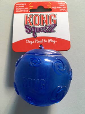 Hračka pes KONG Míč pískací M 7cm mix barev